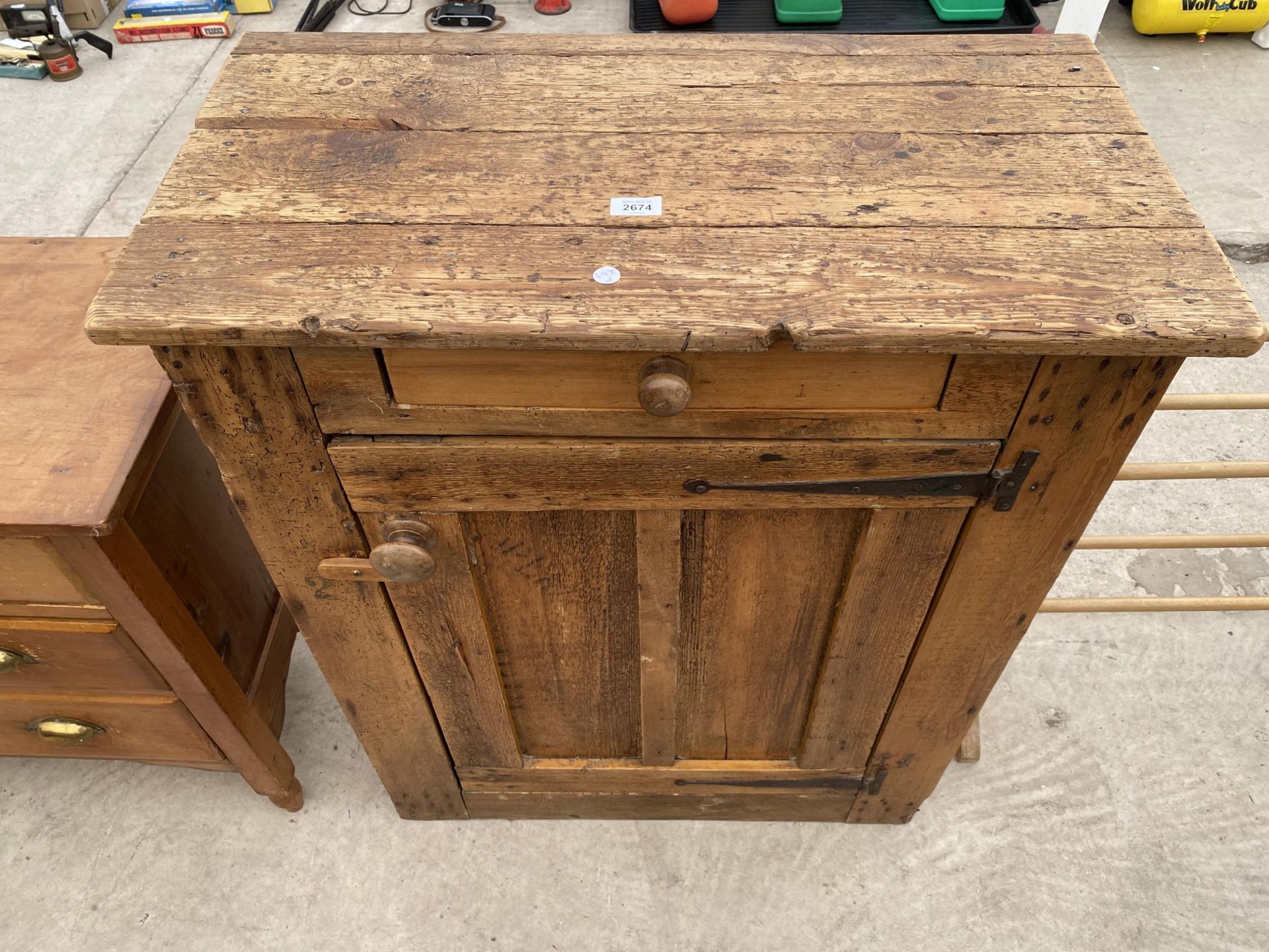 A RUSTIC PINE KITCHEN CUPBOARD WITH SINGLE DOOR AND DRAWER, 31" WIDE