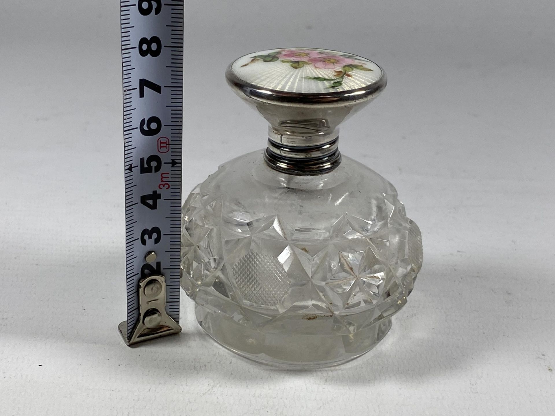 A VINTAGE HALLMARKED SILVER & ENAMELLED TOPPED PERFUME BOTTLE, HEIGHT 7.5CM - Image 4 of 4