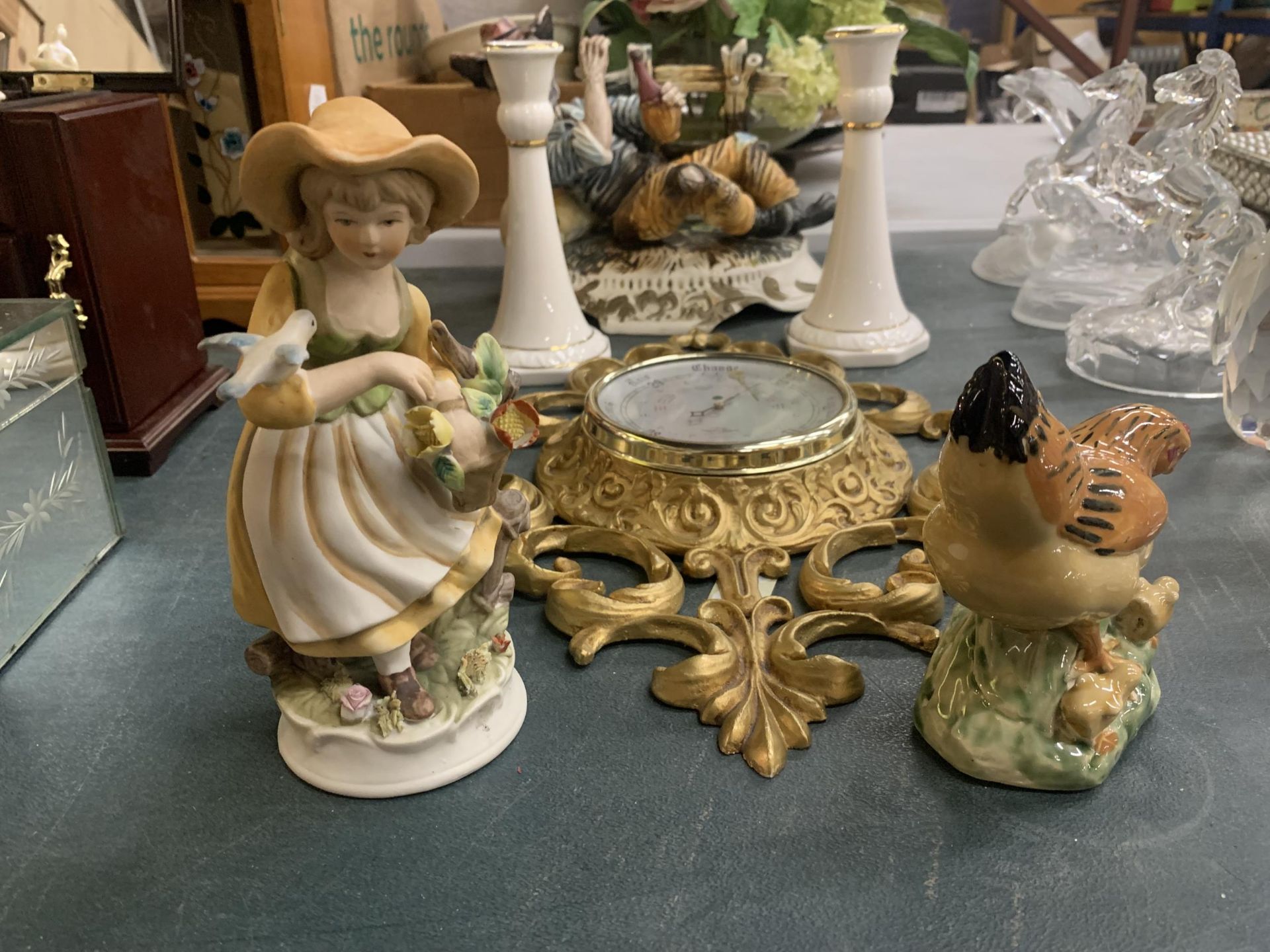 A MIXED LOT TO INCLUDE A GILT FRAMED BAROMETER, CANDLESTICKS, CAPIDOMONTE STYLE FIGURES, ETC - Image 3 of 4