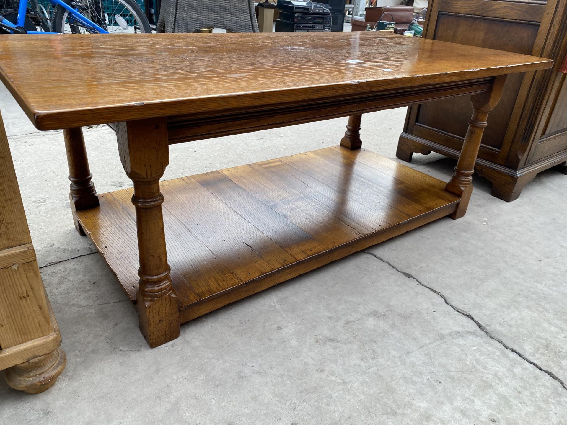 AN ANTIQUE STYLE OAK COFFEE TABLE WITH TWO TIERS, ON TURNED LEGS, 48X24" - Image 2 of 2