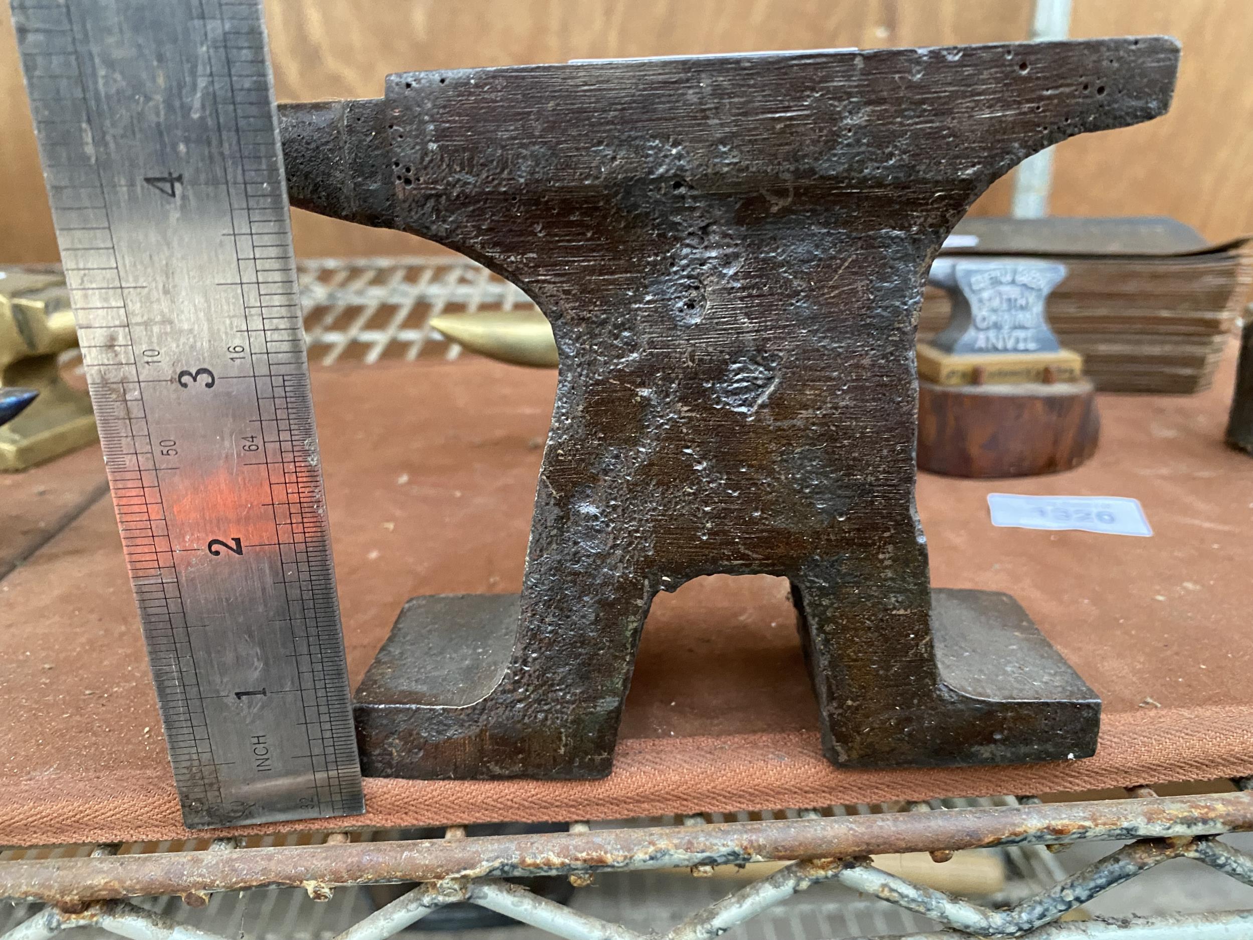 A CAST IRON MINITURE SAMPLE ANVIL - Bild 2 aus 5