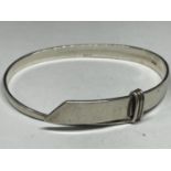 A SILVER ABSTRACT DESIGN BANGLE