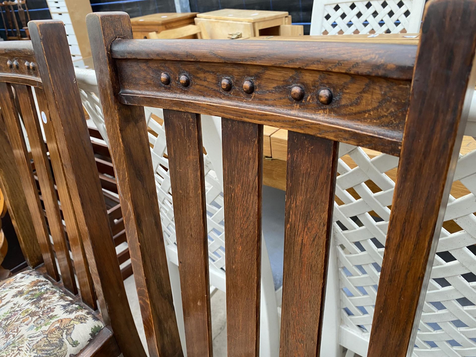 A SET OF FOUR EARLY 20TH CENTURY OAK DINING CHAIRS - Image 4 of 4