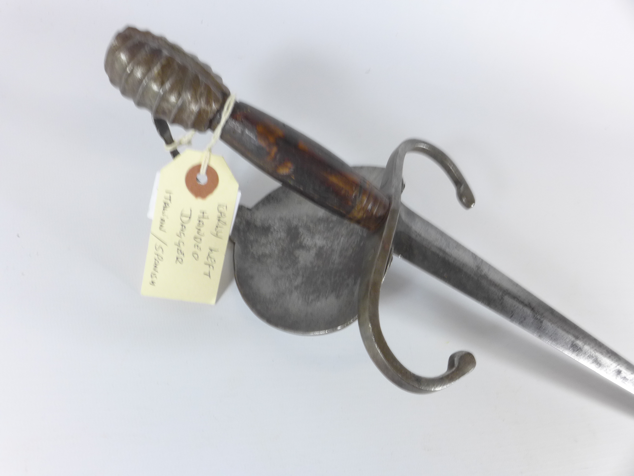 A 17TH CENTURY STYLE GERMAN LEFT HAND DAGGER, 36CM BLADE, CUP GUARD WITH DECORATION, WOOD GRIP - Image 3 of 4