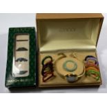 A LADIES GUCCI BOXED INTERCHANGABLE BEZEL WATCH WITH FURTHER BOXED BEZELS