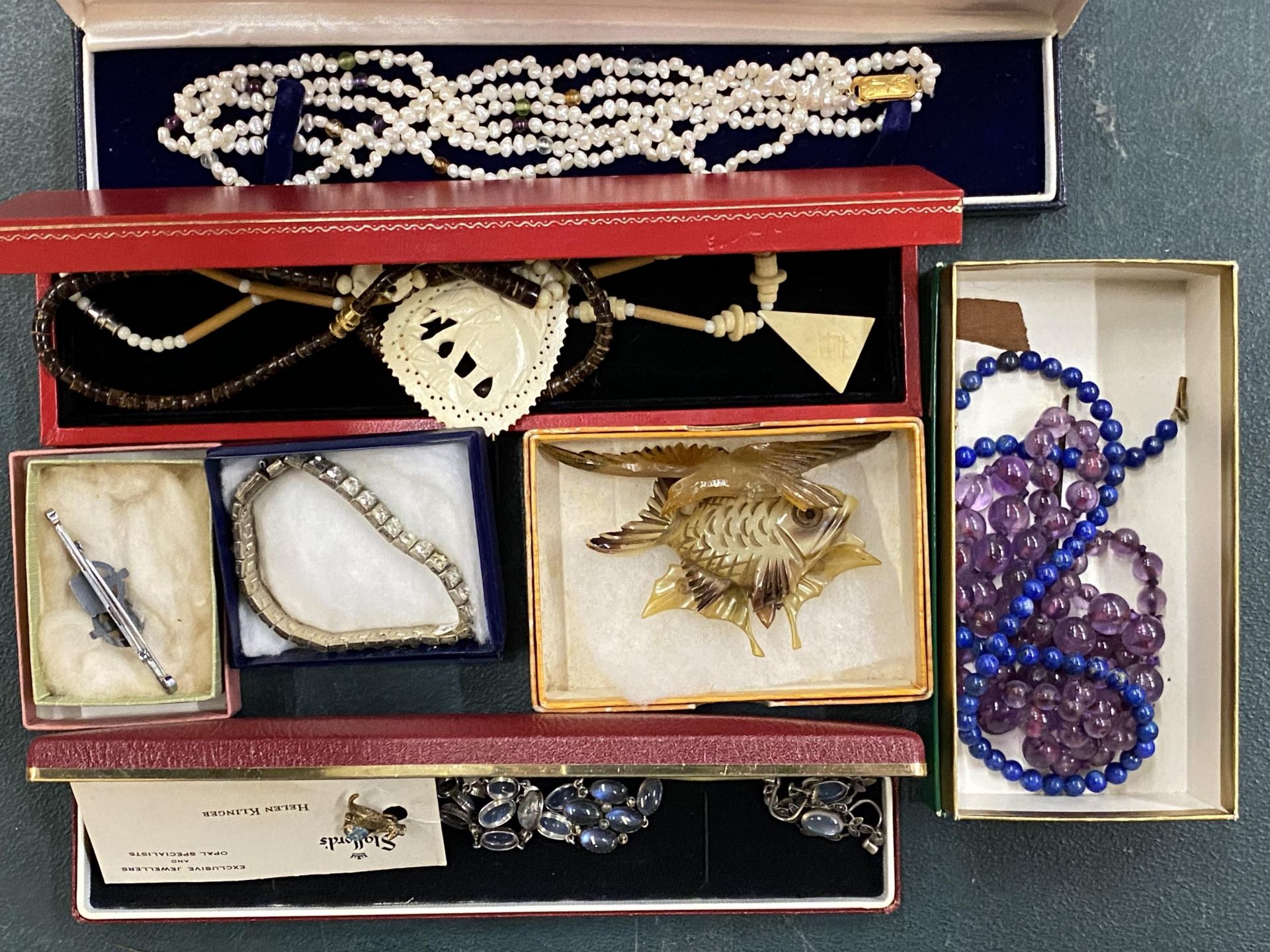 A MIXED LOT OF COSTUME JEWELLERY TO INCLUDE SILVER CLASPED PEARL STYLE NECKLACE, FISH BROOCH ETC