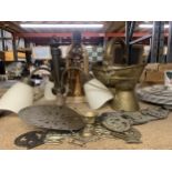 A HEAVY VINTAGE BRASS AND GLASS CEILING LIGHT, BRASS COAL SCUTTLE, HORSE BRASSES, ETC