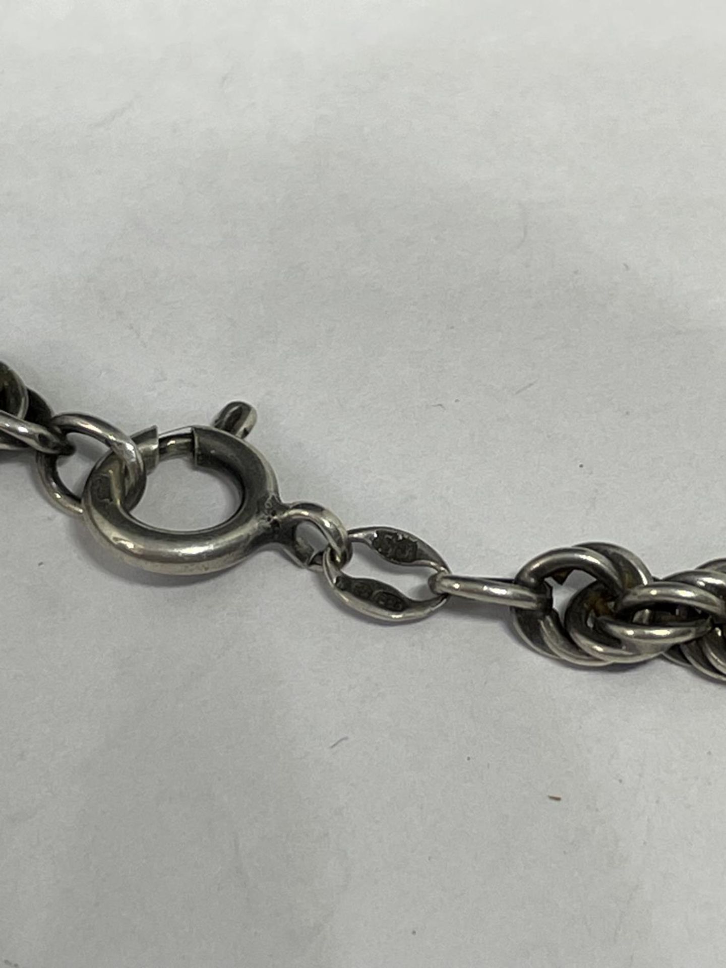 A MARKED SILVER ROPE NECKLACE LENGTH 18 INCHES - Image 3 of 3