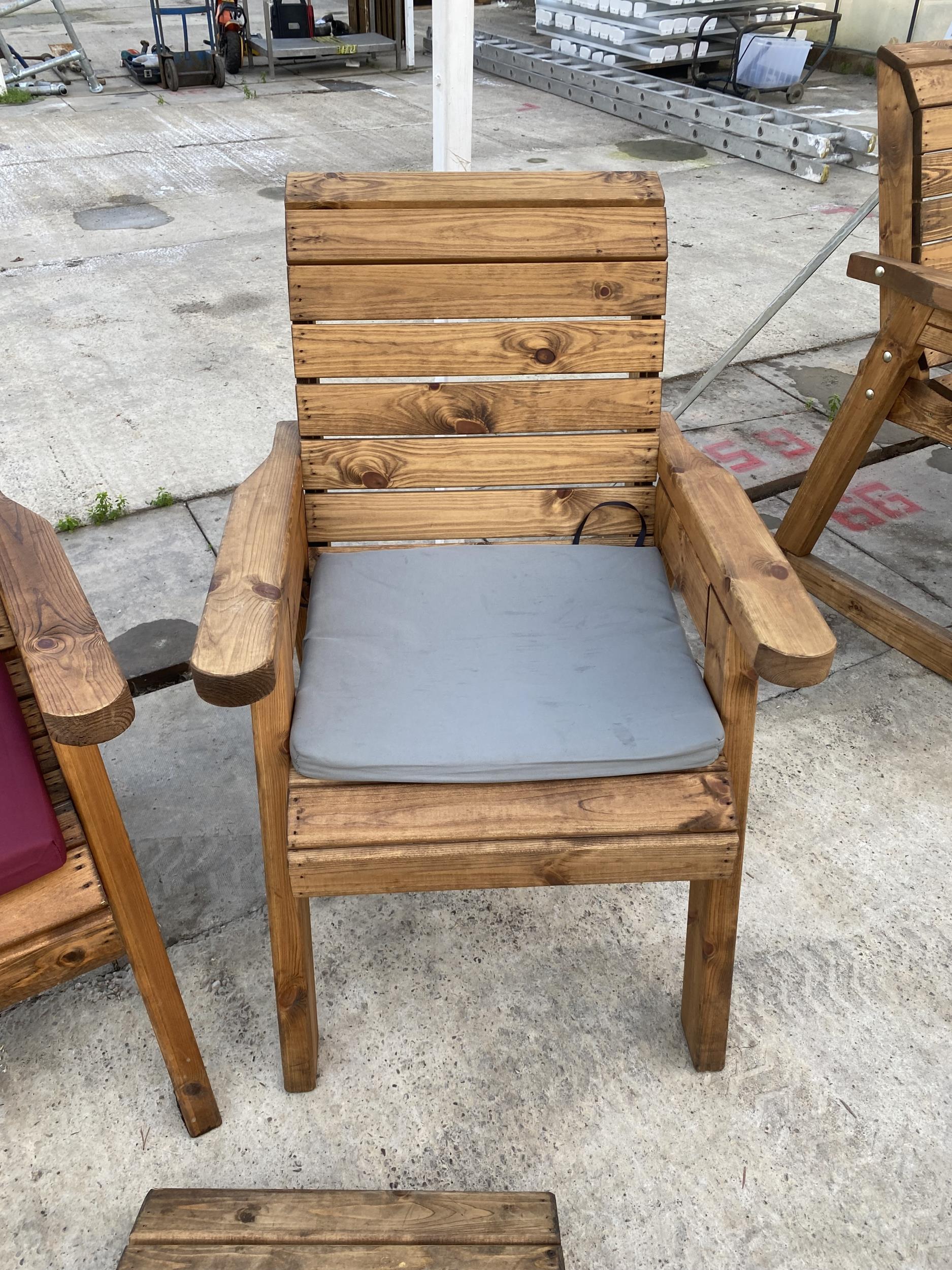 AN AS NEW EX DISPLAY CHARLES TAYLOR BENCH, CHAIRS AND FOOT REST SET COMPLETE WITH SEAT CUSHIONS * - Bild 3 aus 4