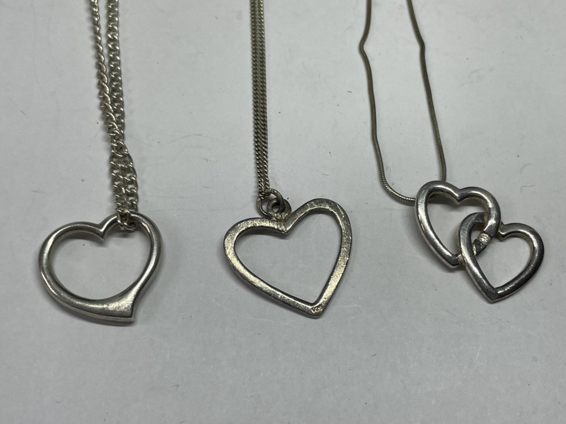 THREE SILVER NECKLACES WITH HEART PENDANTS IN A PRESENTATION BOX - Image 2 of 3