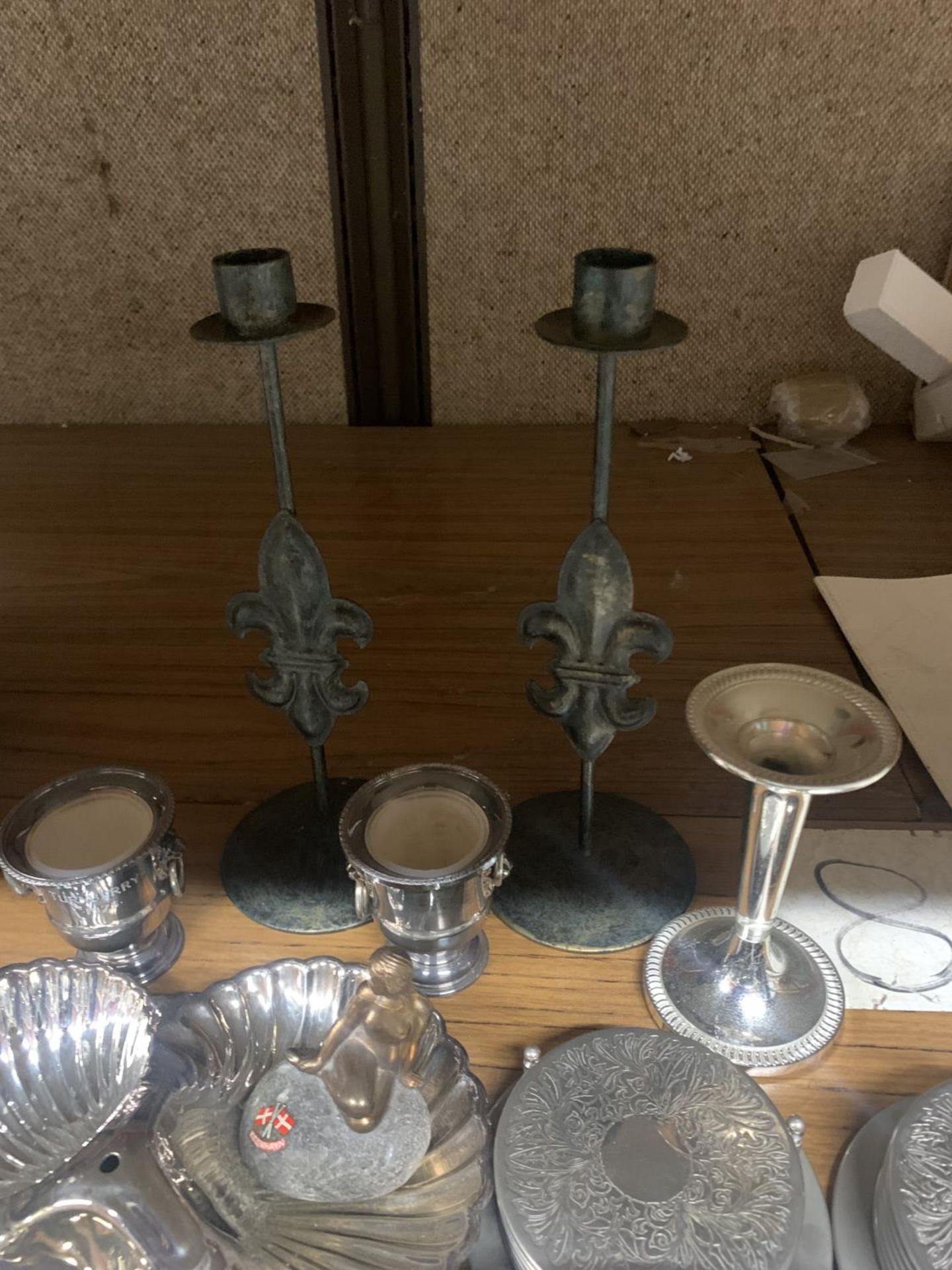 A MIXED LOT TO INCLUDE SILVER PLATED CANDLEHOLDERS, COASTERS, A SERVING DISH PLUS A CRANBERRY - Image 4 of 4