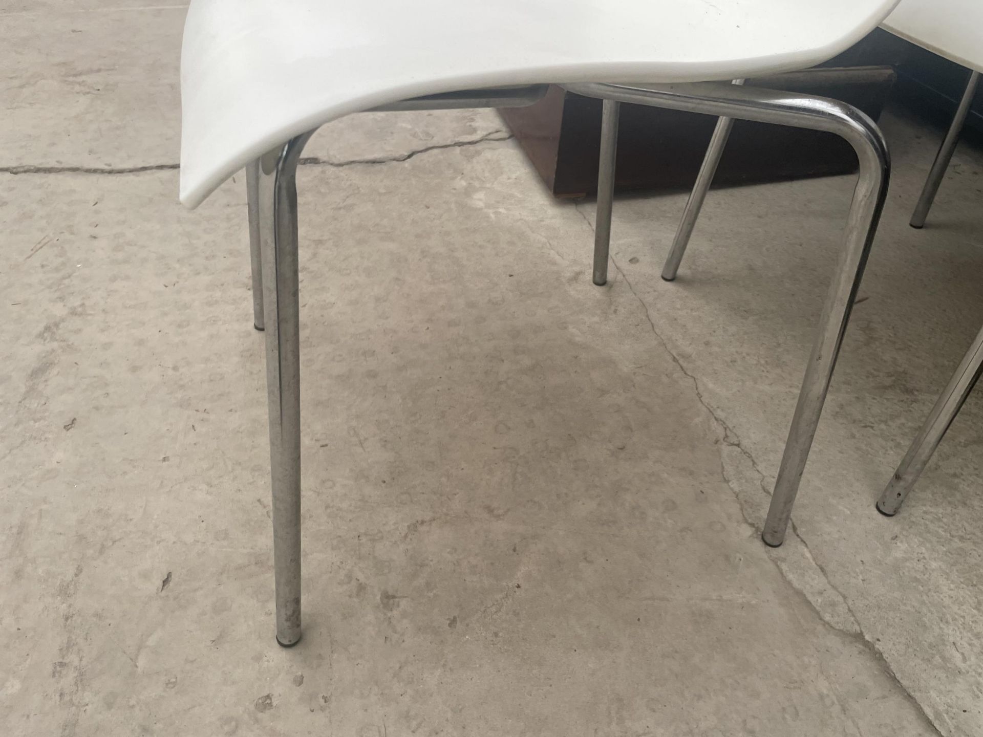 A PAIR OF KARTEL STYLE PLASTIC DINING CHAIRS ON CHROME BASES - Image 3 of 5