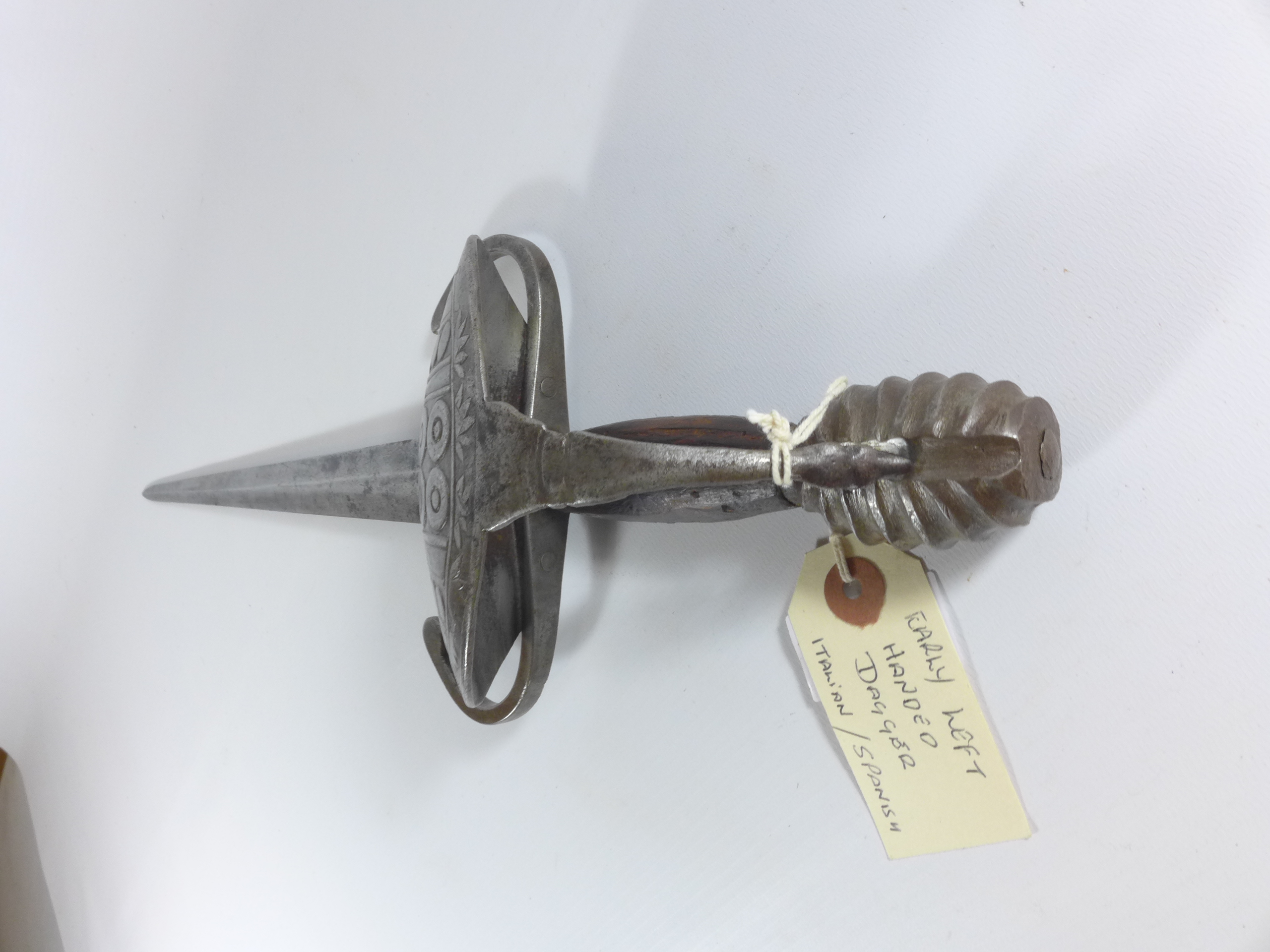 A 17TH CENTURY STYLE GERMAN LEFT HAND DAGGER, 36CM BLADE, CUP GUARD WITH DECORATION, WOOD GRIP - Image 4 of 4