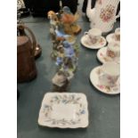 A QUANTITY OF CERAMIC FIGURES TO INCLUDE A CROWN STAFFORDSHIRE 'BLUE BIRD NO 74' SIGNED DORIS