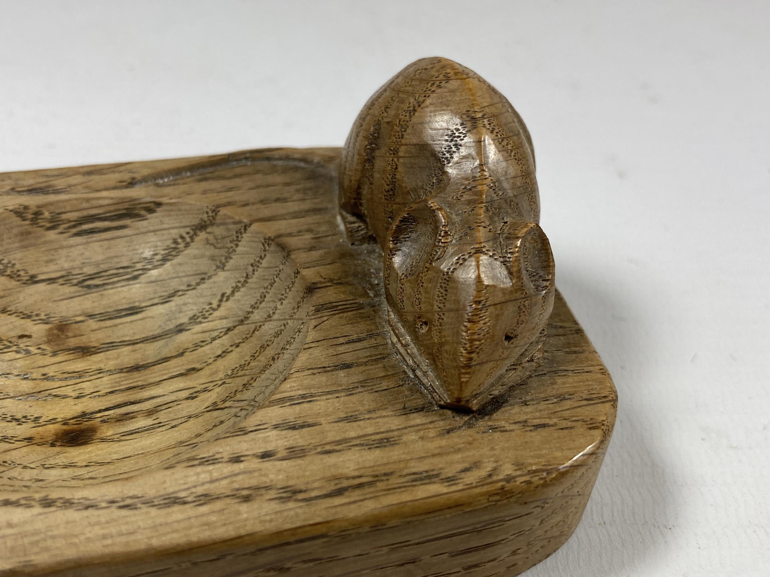 A ROBERT THOMPSON OF KILBURN, 1960'S MOUSEMAN ASHTRAY, LENGTH 10.5CM - Bild 2 aus 4