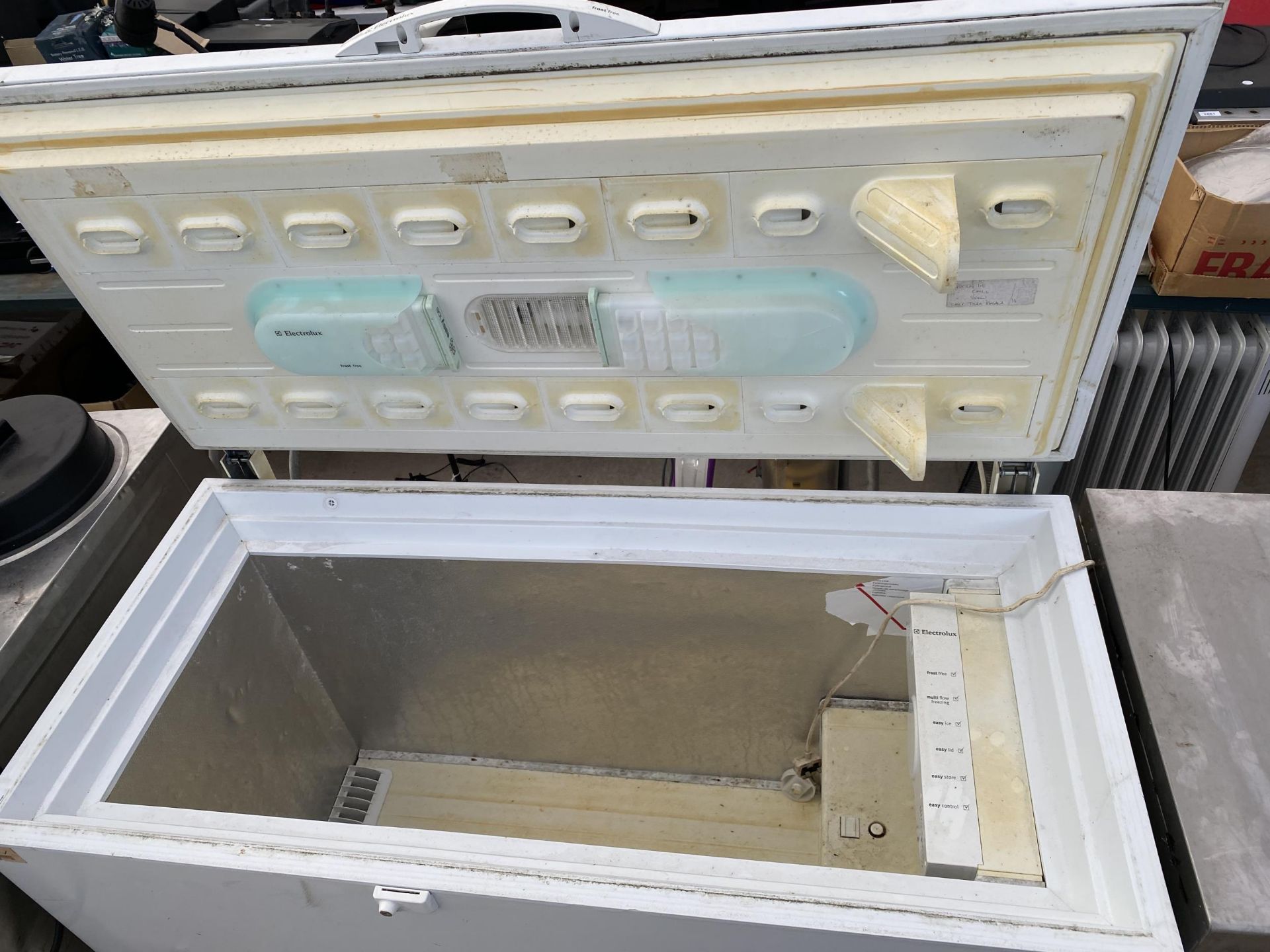 A LARGE WHITE ELECTROLUX CHEST FREEZER - Image 2 of 2