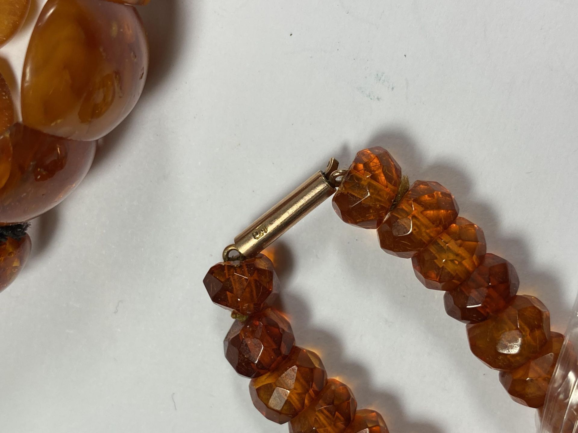 THREE BEADED ITEMS - RED GLASS NECKLACE, AMBER EFFECT BRACELET AND NECKLACE - Image 5 of 5