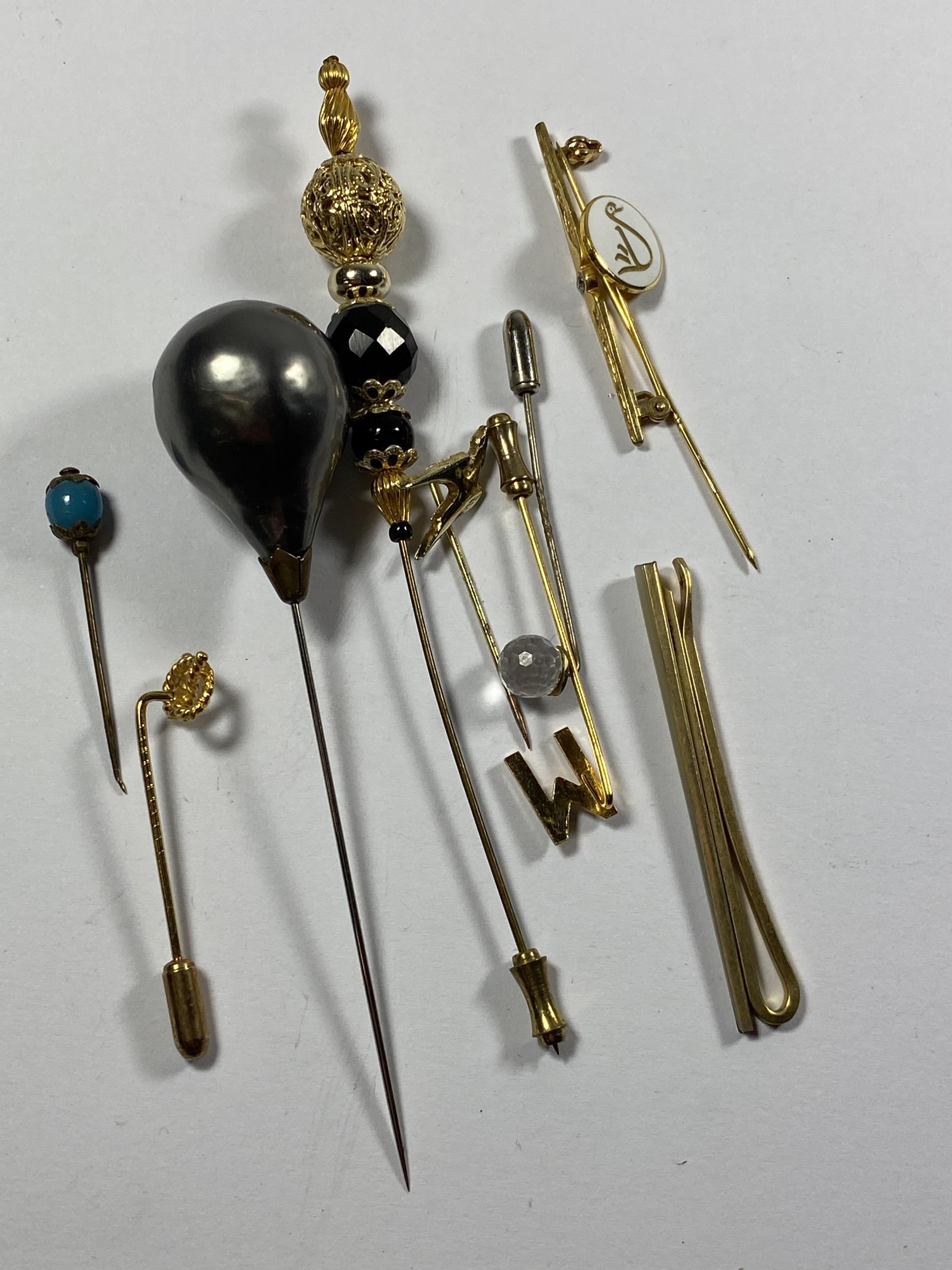 A BAG OF ASSORTED PIN BROOCHES & HAT PINS