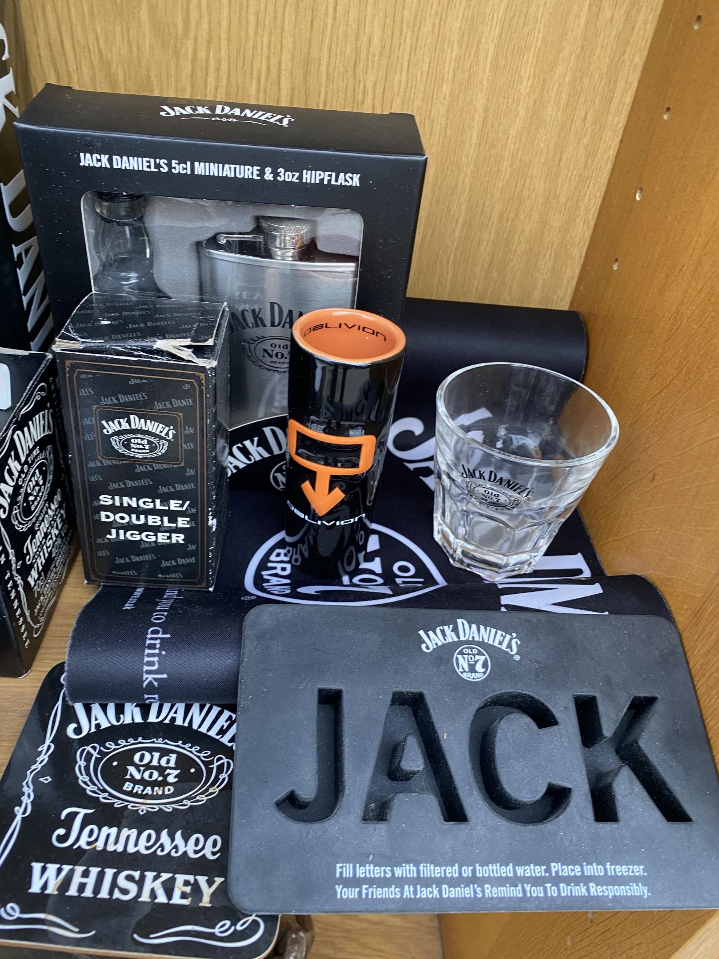 AN ASSORTMENT OF JACK DANIELS ITEMS TO INCLUDE HIP FLASKS, SHOT GLASSES AND PLAYING CARDS ETC - Image 3 of 3