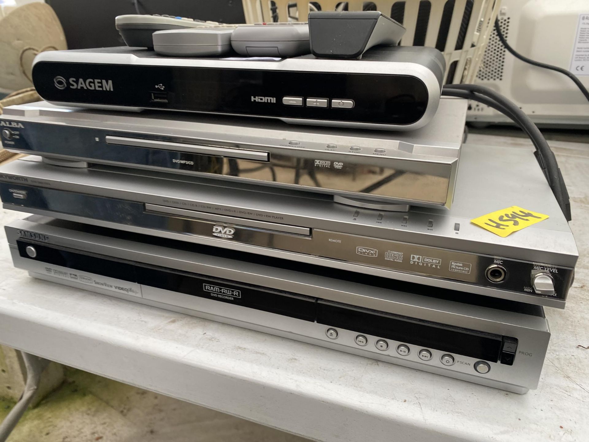 AN ASSORTMENT OF DVD PLAYERS TO INCLUDE AN ALBA AND A SAMSUNG ETC - Image 2 of 2