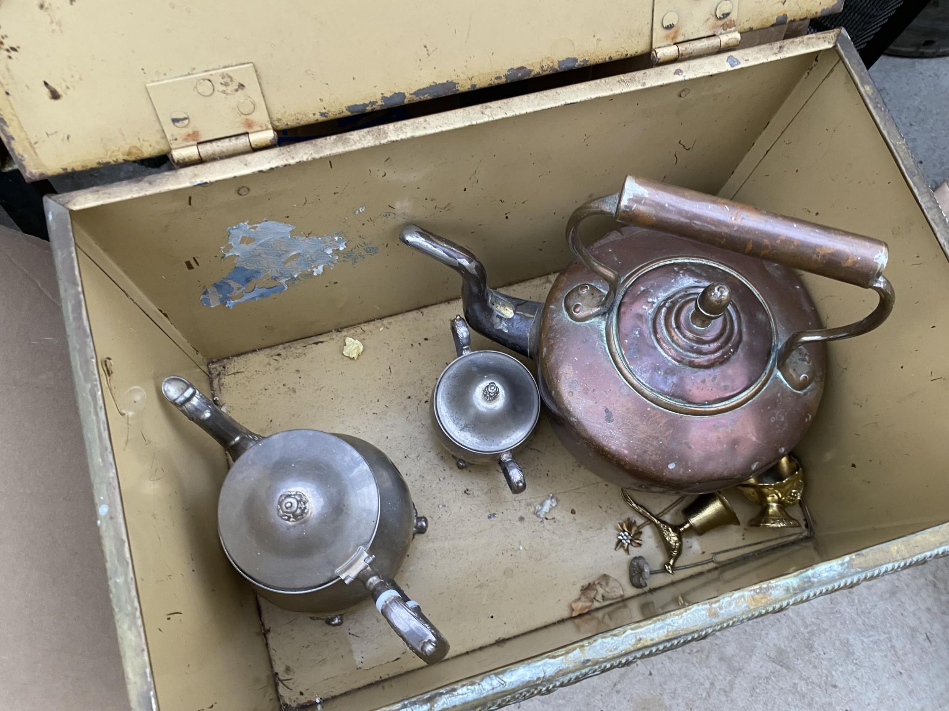 A LARGE ASSORTMENT OF BRASS AND COPPER TO INCLUDE CHARGERS, KETTLES AND BED WARMING PANS ETC - Image 3 of 5