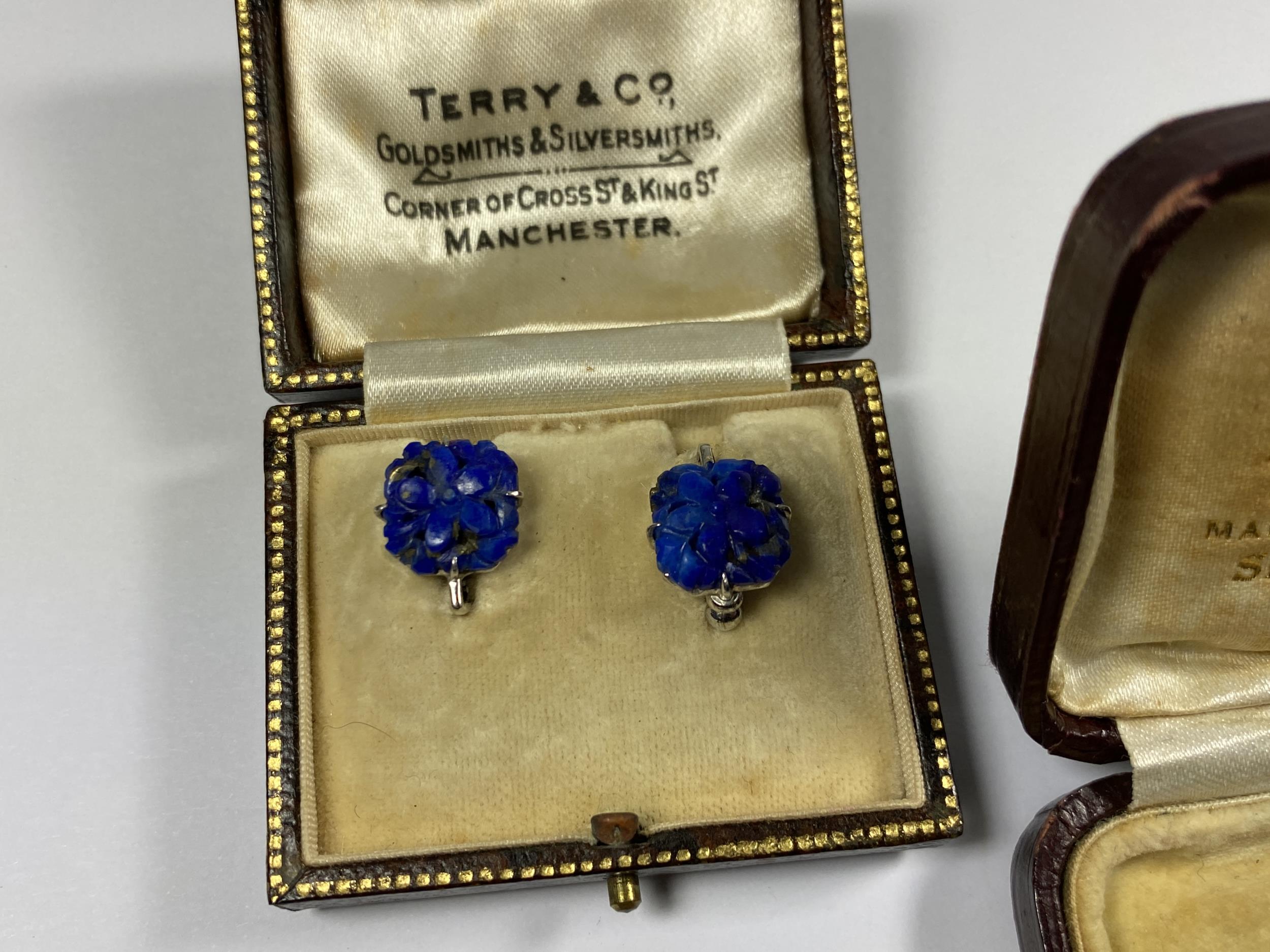 FOUR PAIRS OF VINTAGE SILVER EARRINGS TO INCLUDE A CASED LAPIS LAZULI PAIR ETC - Image 4 of 4