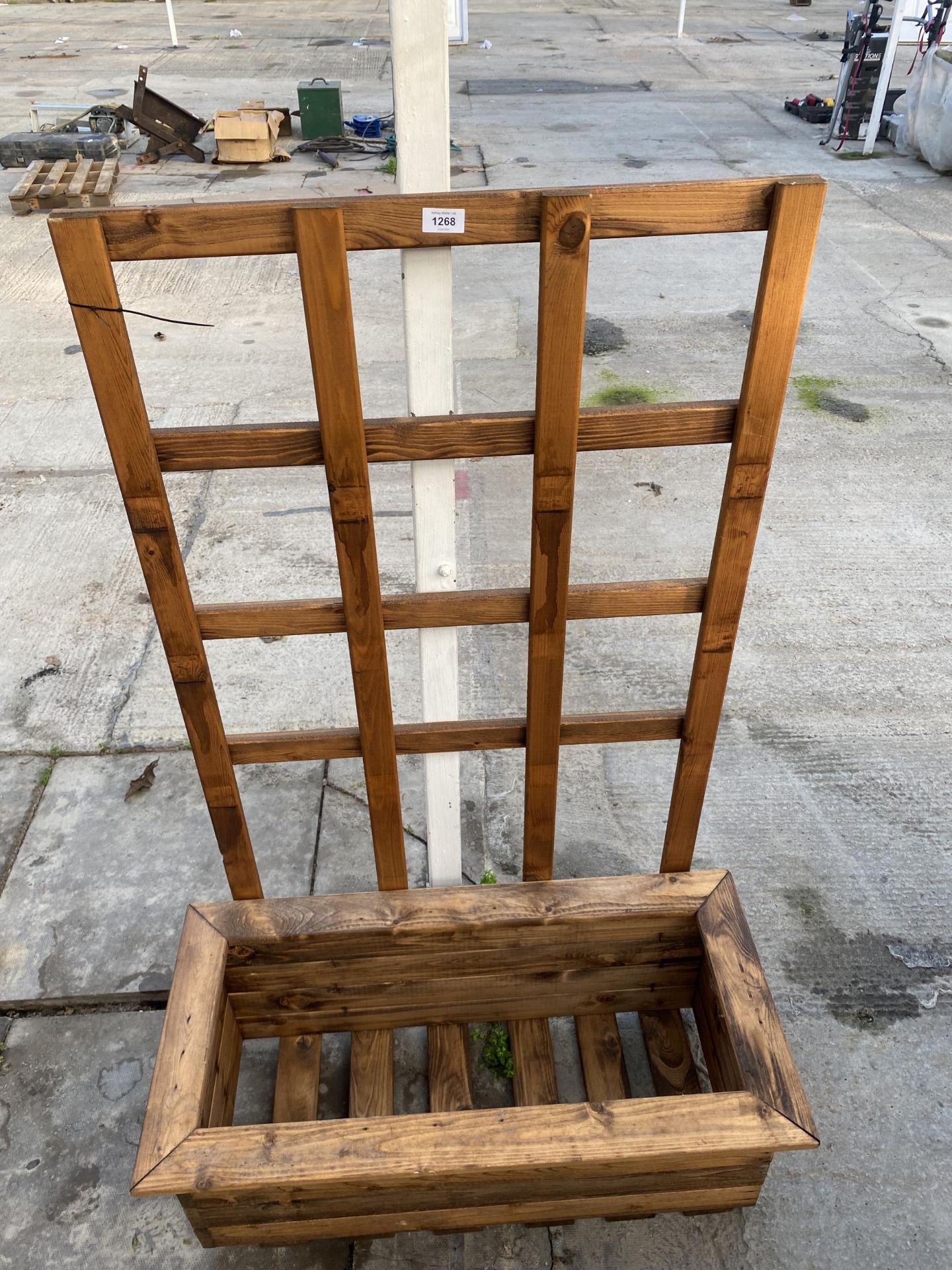 AN AS NEW EX DISPLAY CHARLES TAYLOR TROUGH PLANTER WITH TRELLIS BACK (W:82CM) *PLEASE NOTE VAT TO BE - Bild 3 aus 3