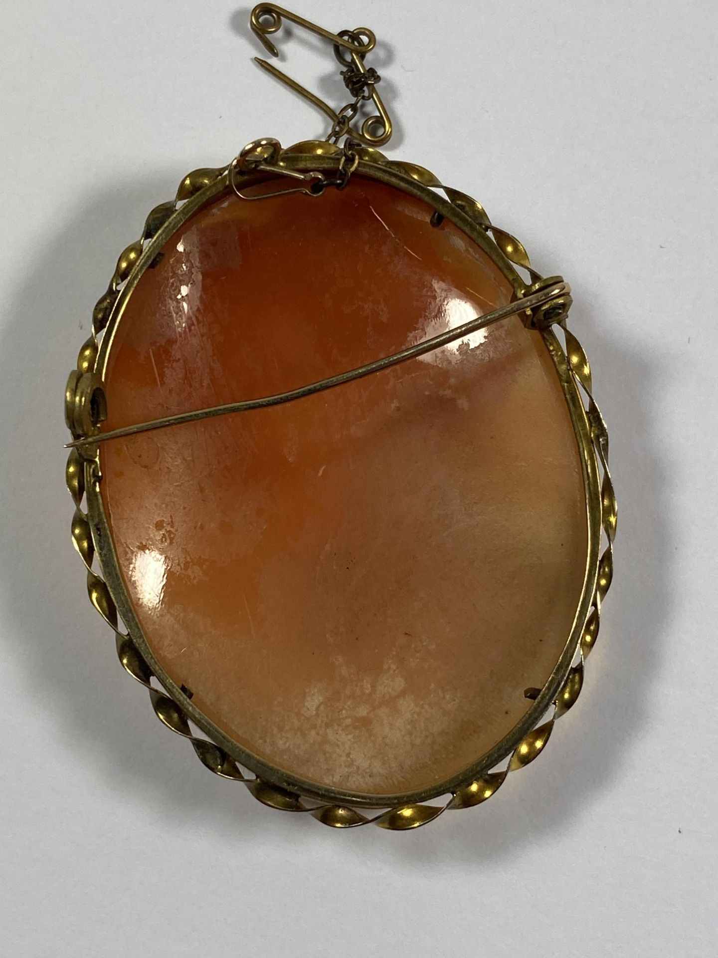 A VINTAGE 9CT YELLOW GOLD CASED CARVED CAMEO BROOCH - Image 3 of 5