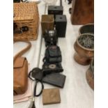 A QUANTITY OF VINTAGE CAMERAS TO INCLUDE AN EASTMAN KODAK NO 2 BROWNIE IN ORIGINAL CARDBOARD SLEEVE,