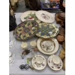 A MIXED LOT TO INCLUDE DOULTON CABINET PLATES, PARAGON COFFEE CANS AND SAUCERS, GLASS ANIMALS, ETC