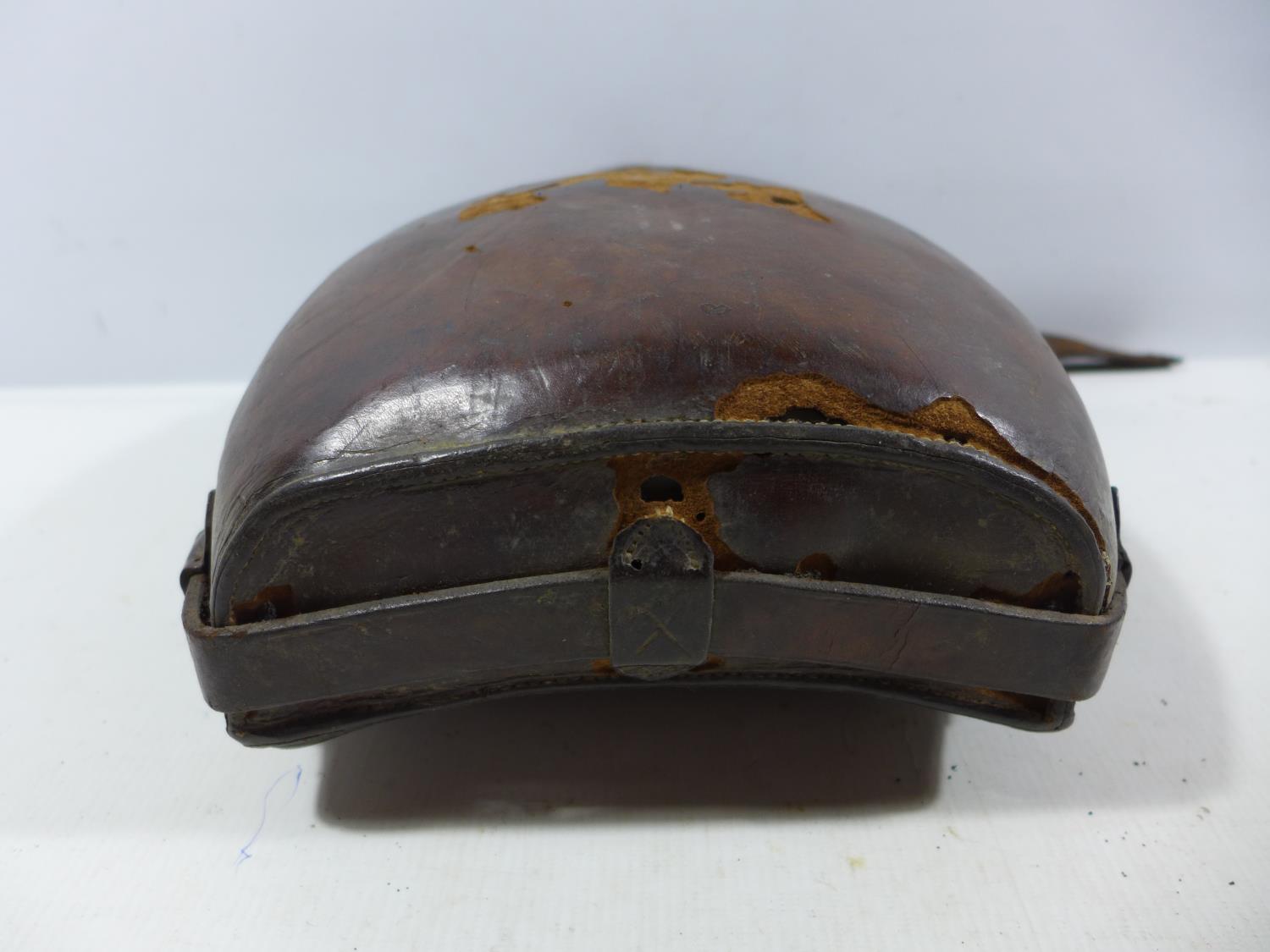 A LARGE WORLD WAR II BRITISH ARMY FAR EASTERN WATER BOTTLE WITH LEATHER STRAP - Image 3 of 4