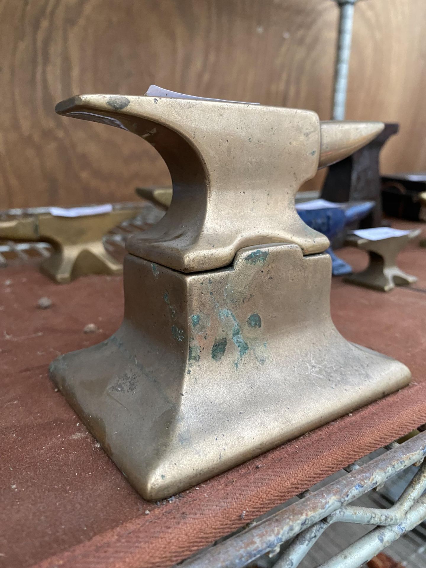 A MINITURE BRASS SAMPLE ANVIL WITH BRASS STAND - Image 2 of 4