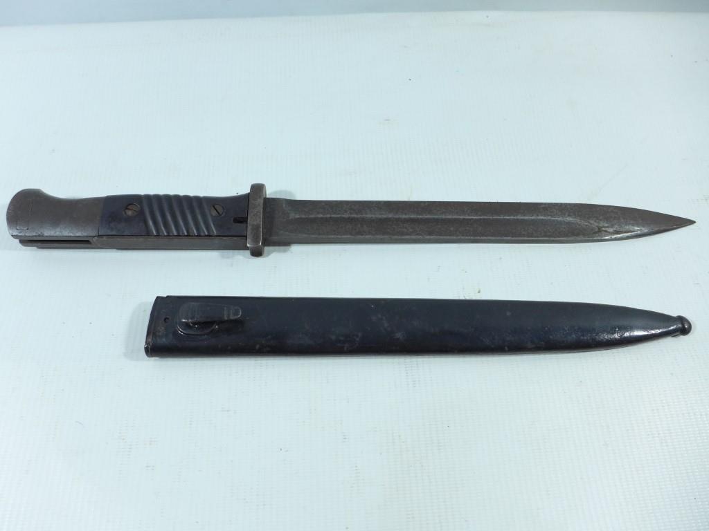 A WORLD WAR II NAZI GERMANY S84/98 BAYONET AND SCABBARD, 25CM BLADE