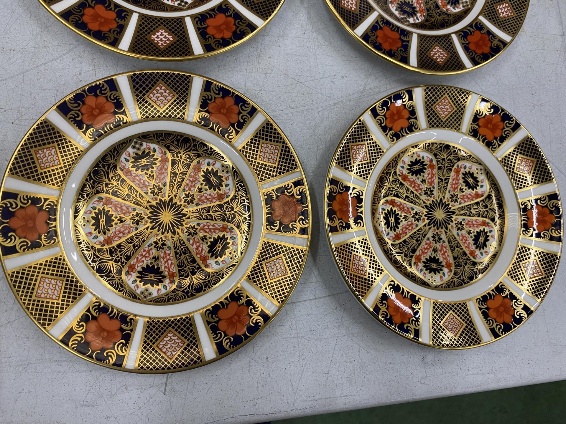 A SET OF FOUR ROYAL CROWN DERBY IMARI SIDE PLATES, DIAMETER 16CM - Image 3 of 6