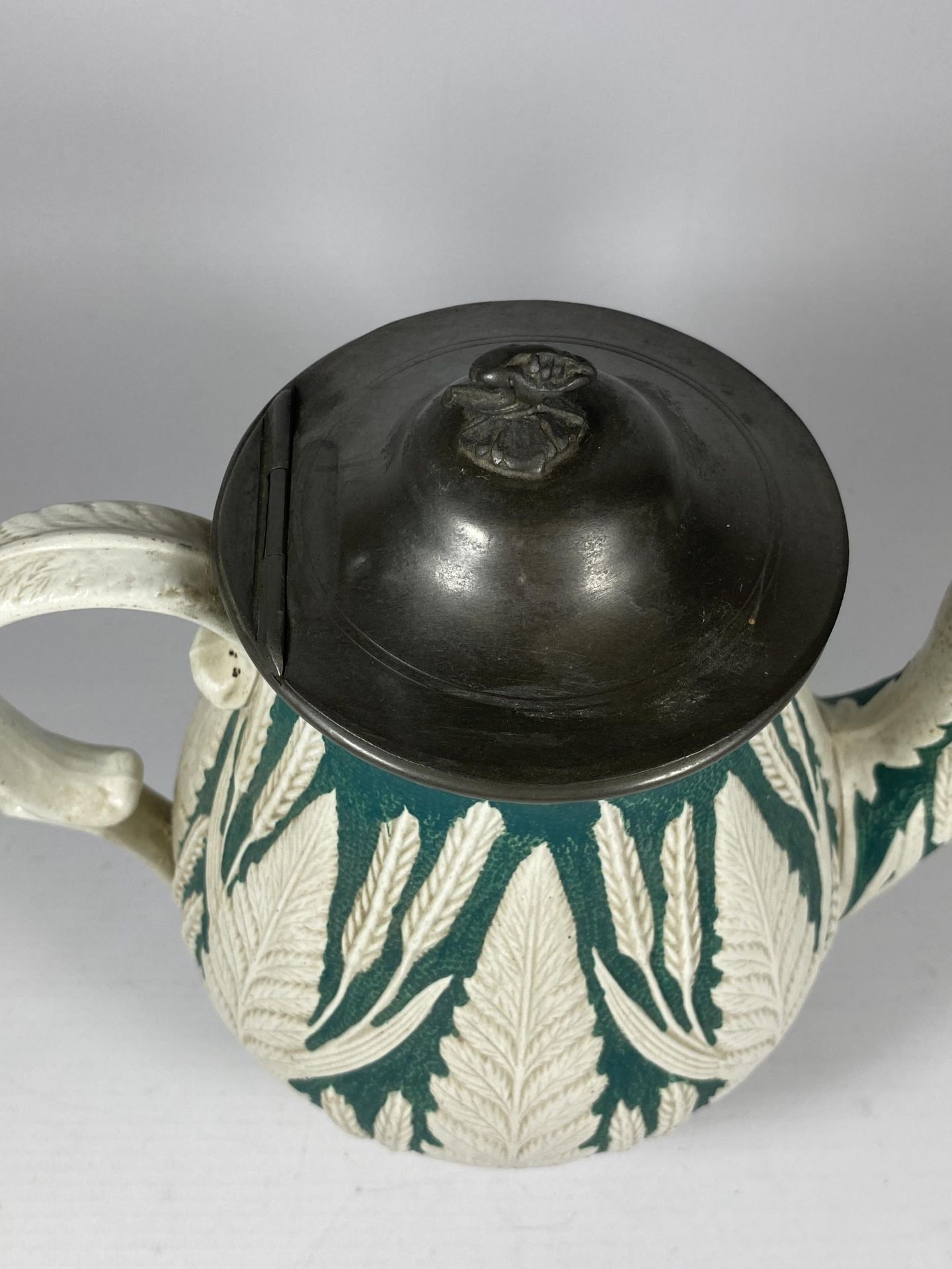 A VICTORIAN PEWTER LIDDED TEAPOT WITH WHEAT DESIGN, HEIGHT 20CM - Image 2 of 4