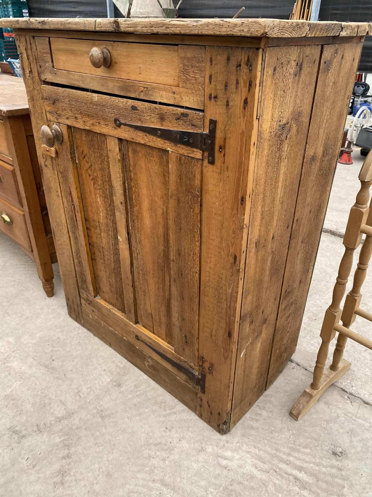 A RUSTIC PINE KITCHEN CUPBOARD WITH SINGLE DOOR AND DRAWER, 31" WIDE - Image 2 of 5