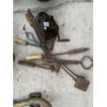 AN ASSORTMENT OF VINTAGE BLACK SMITH TOOLS TO INCLUDE A MANUAL GRIND STONE ETC