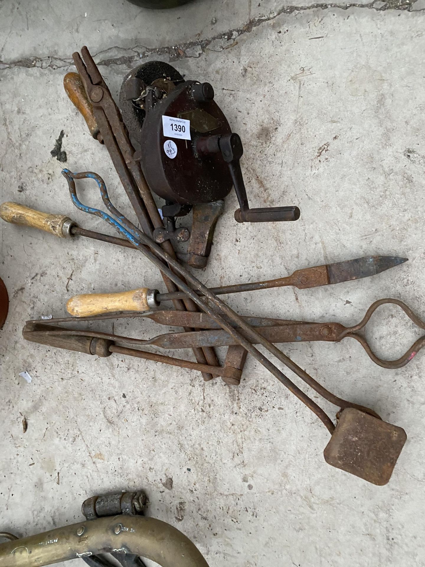 AN ASSORTMENT OF VINTAGE BLACK SMITH TOOLS TO INCLUDE A MANUAL GRIND STONE ETC