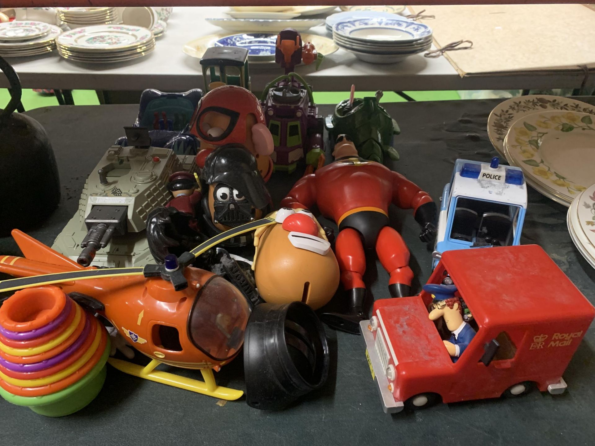 A LARGE QUANTITY OF TOYS TO INCLUDE MR AND MRS POTATO HEAD, THE INCREDIBLES, POSTMAN PAT AND JESS IN