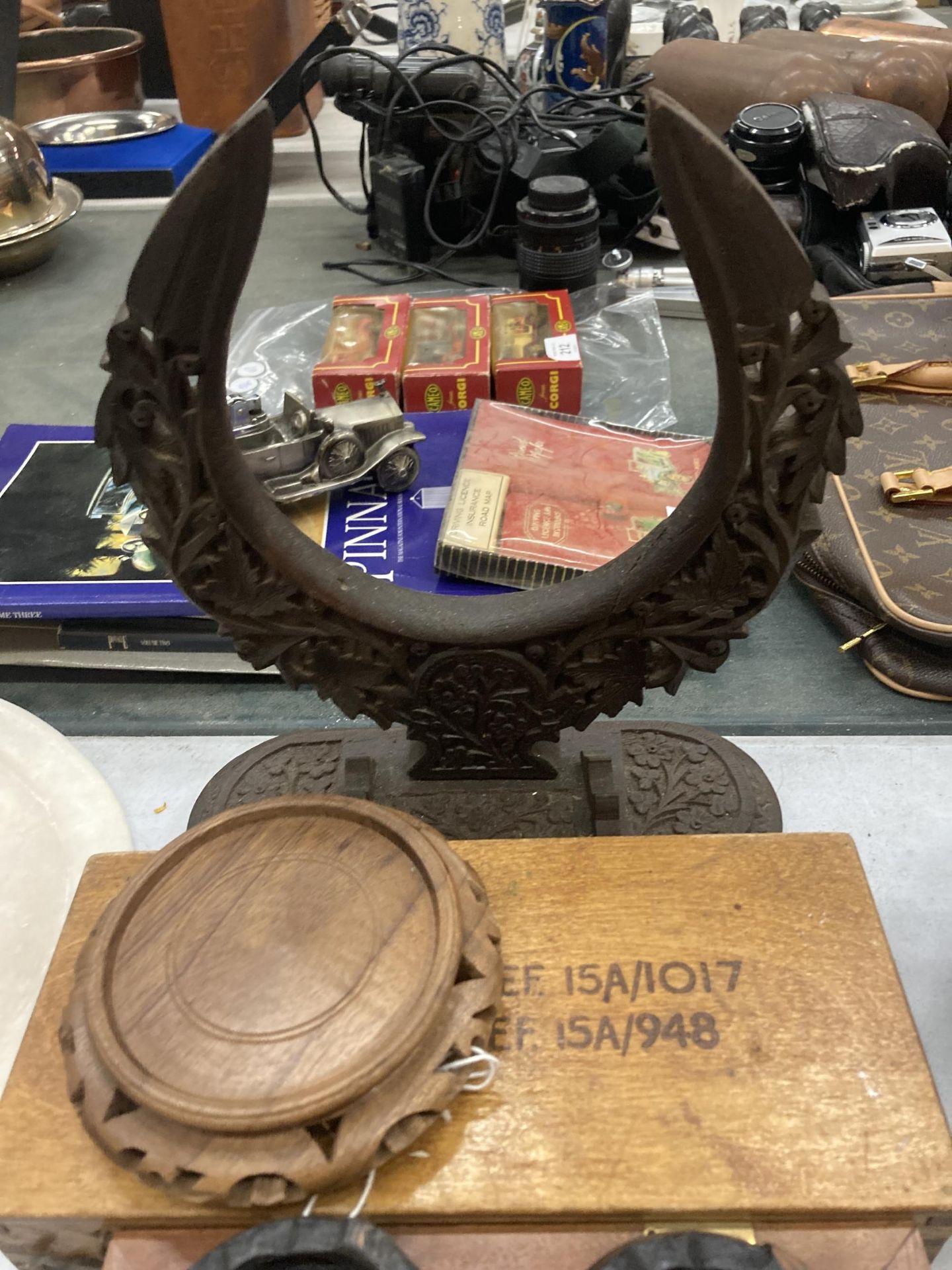 A QUANTITY OF TREEN ITEMS TO INCLUDE A CRIBBAGE BOARD, DOMINOES, CARVED ORIENTAL STANDS, ARMY BAG, - Image 4 of 4