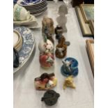 A QUANTITY OF CERAMICS TO INCLUDE MICE FIGURES, MINIATURE ORIENTAL CLOISONNE VASES WITH STANDS, A