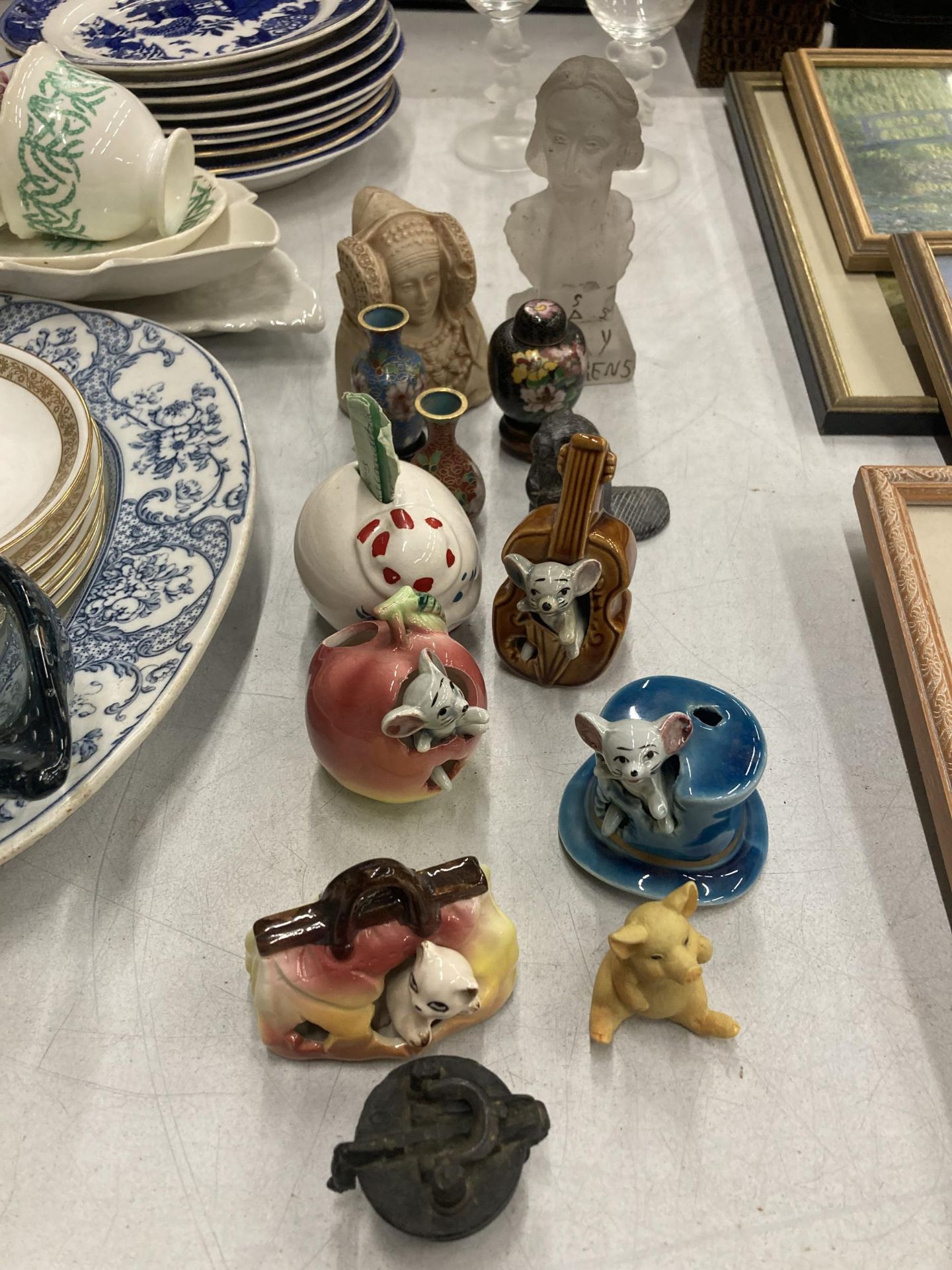 A QUANTITY OF CERAMICS TO INCLUDE MICE FIGURES, MINIATURE ORIENTAL CLOISONNE VASES WITH STANDS, A