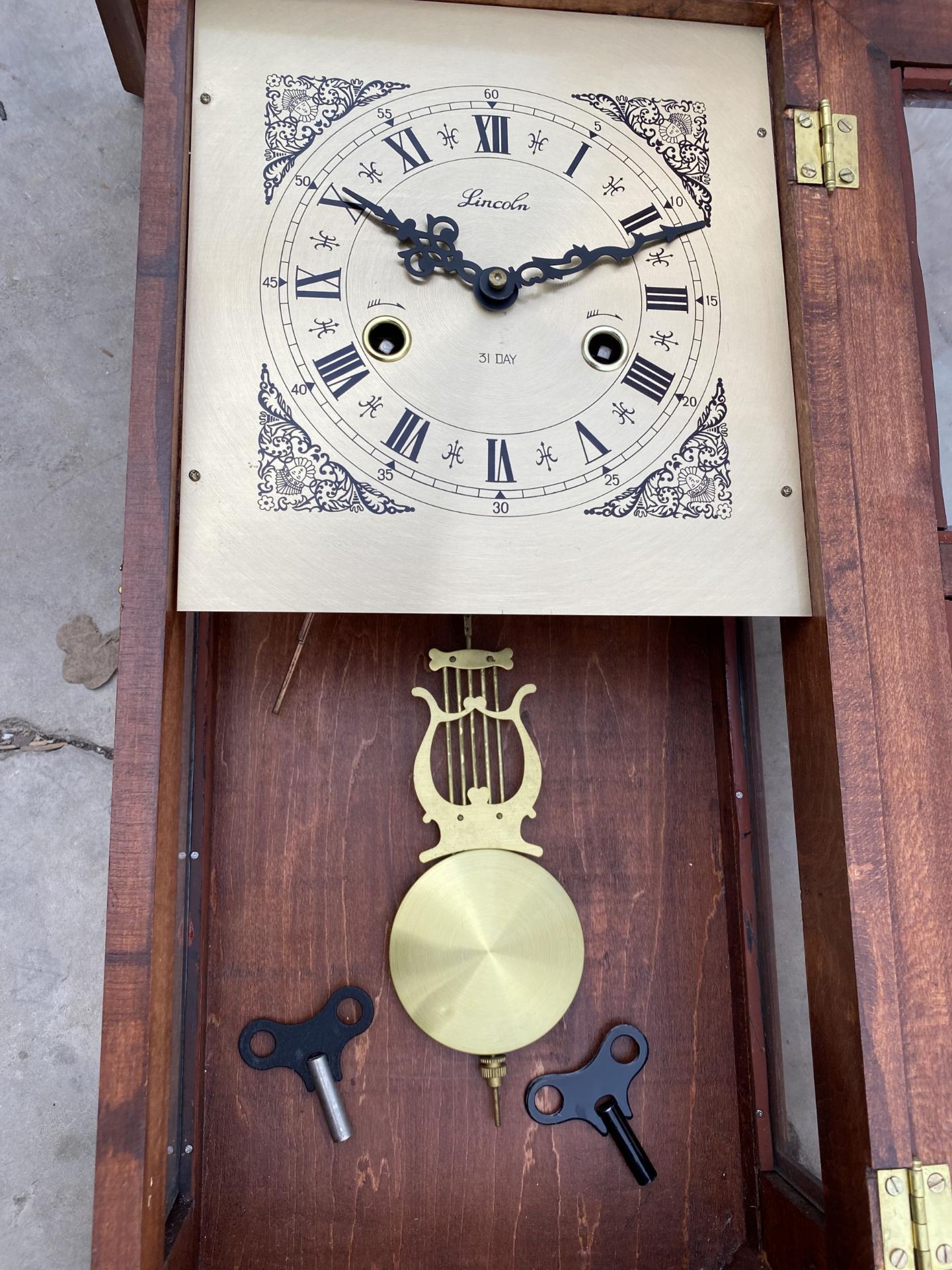A LINCOLN 31 DAY MECHANICAL WALL CLOCK - Image 3 of 5