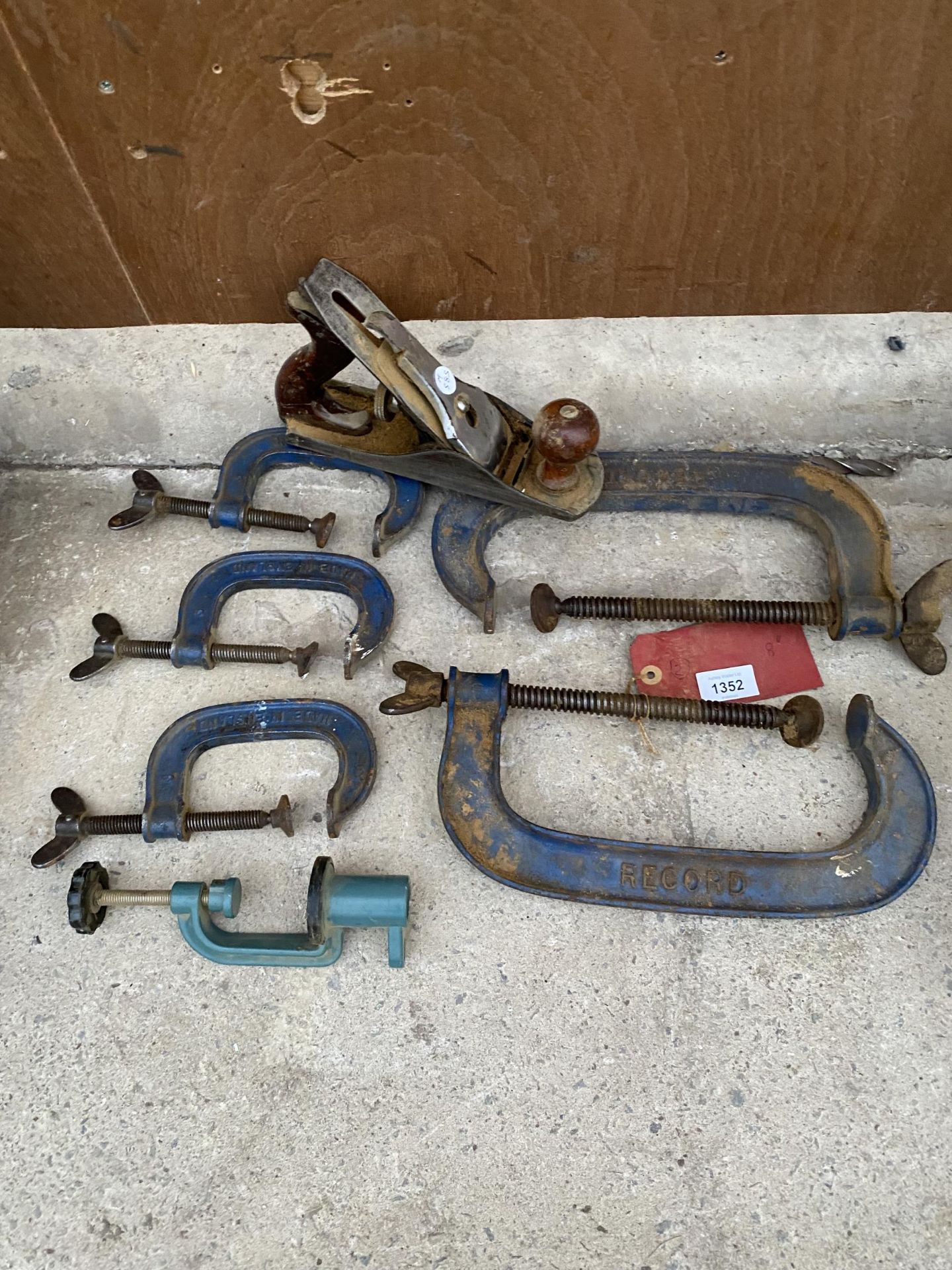 AN ASSORTMENT OF G CLAMPS AND A WOOD PLANE ETC