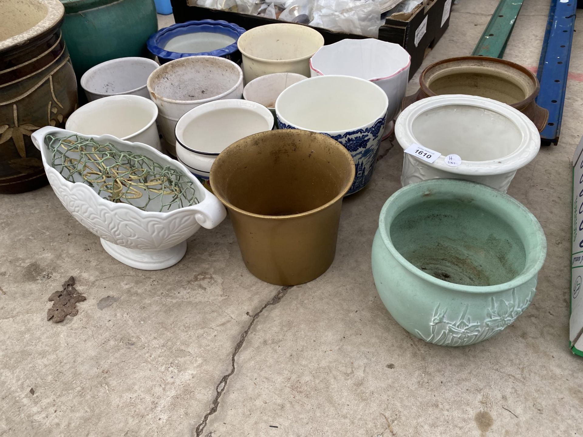 A LARGE ASSORTMENT OF GLAZED AND CERAMIC PLANTERS AND POTS - Bild 3 aus 3