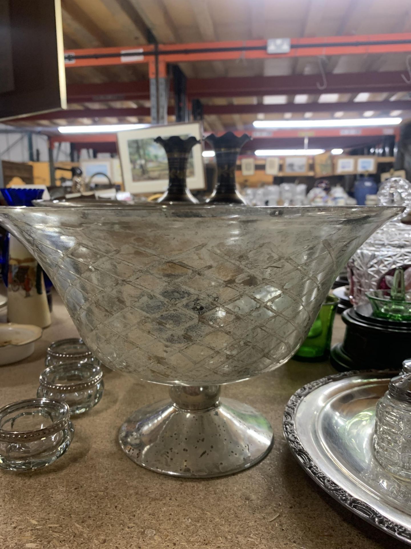 TWO LARGE GLASS FOOTED BOWLS WITH SILVER COLOURED BASE AND FIVE GLASS TEALIGHT HOLDERS - Image 3 of 6