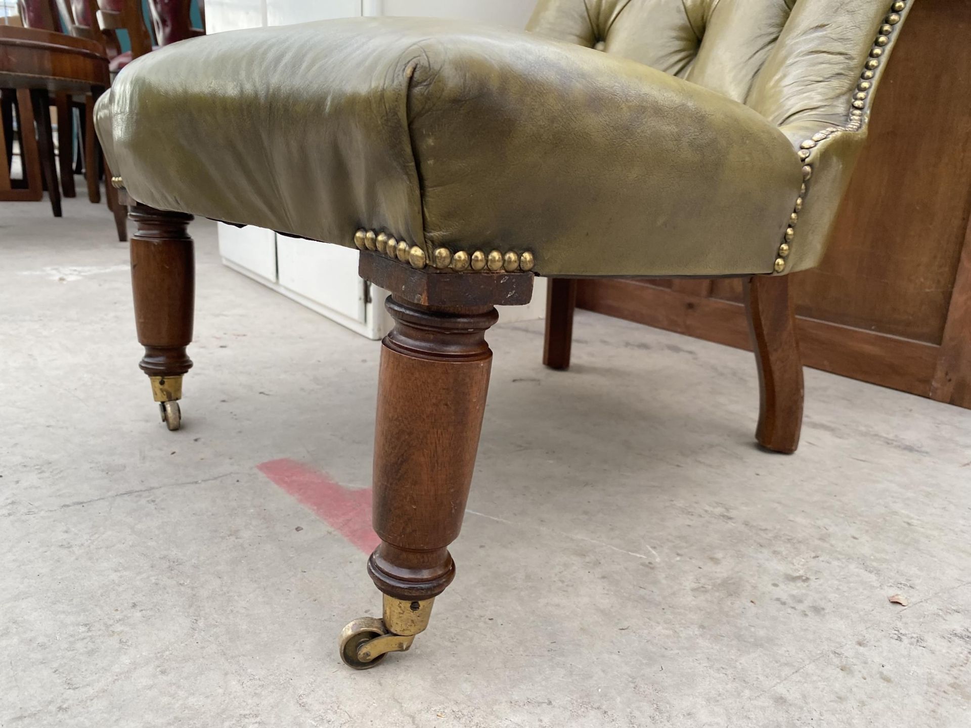 A VICTORIAN STYLE SPOON BUTTON-BACK NURSING CHAIR ON TURNED FRONT LEGS - Image 3 of 3