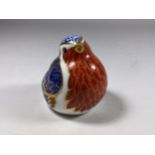 A ROYAL CROWN DERBY IMARI ROBIN PAPERWEIGHT WITH GOLD STOPPER