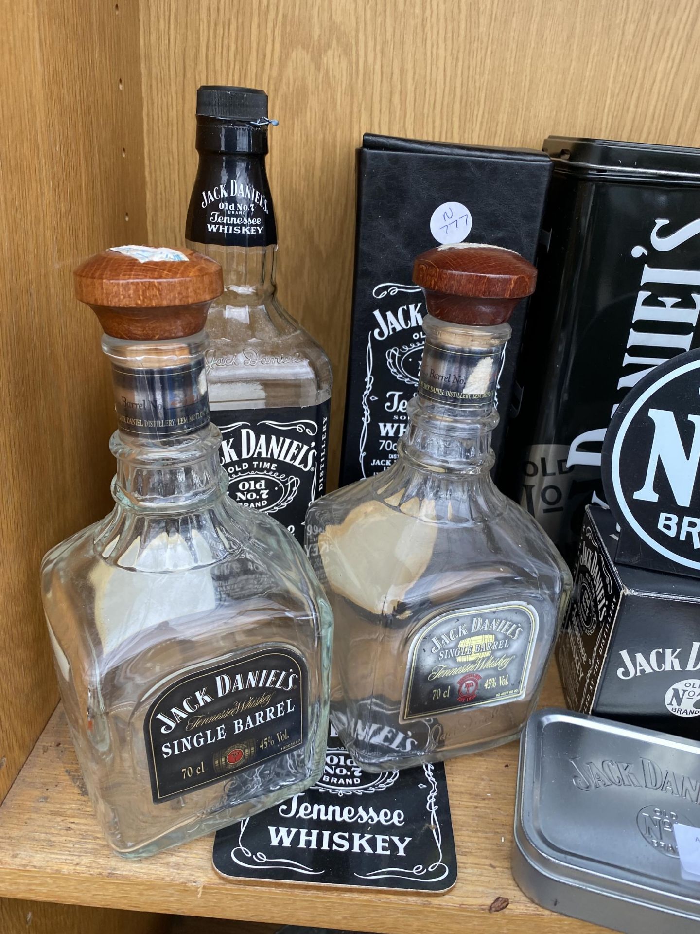AN ASSORTMENT OF JACK DANIELS ITEMS TO INCLUDE HIP FLASKS, SHOT GLASSES AND PLAYING CARDS ETC - Image 2 of 3