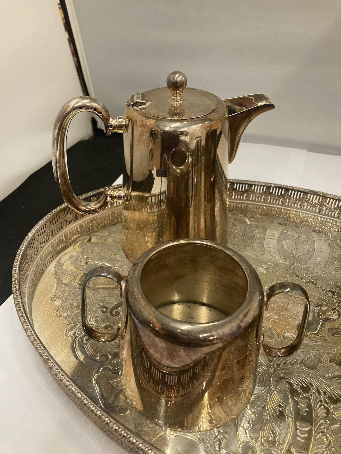 A SILVER PLATED GALLERY TRAY PLUS 'HASTINGS PLATE' COFFEE AND TEAPOT, CREAM JUG AND SUGAR BOWL - Image 2 of 4